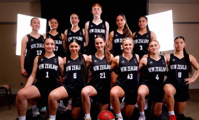 一人砍下 一人砍下